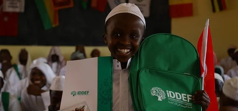 İDDEF'ten Afrikalı öğrencilere kırtasiye yardımı