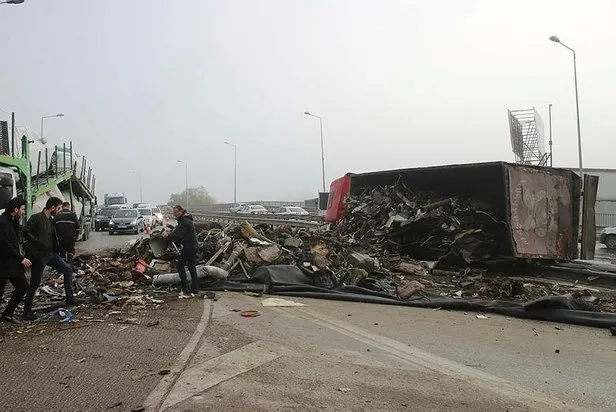 İzmit'te hurda yüklü TIR devrildi, sürücü yaralandı - 2