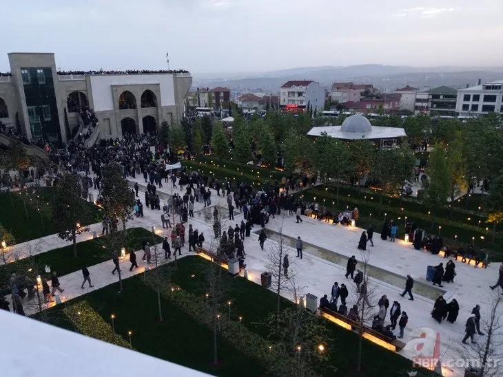 Büyük Çamlıca Camii'nde tarihi kalabalık!