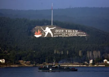 Çanakkale Boğazı'nda hareketli anlar! Peş peşe geçtiler