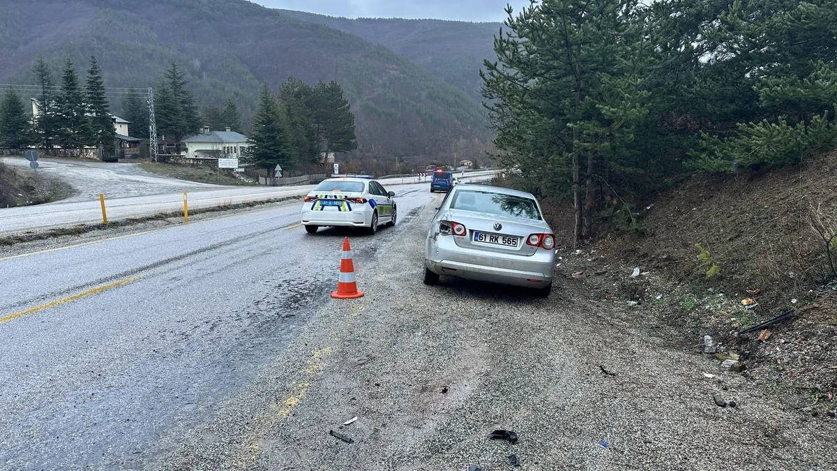 Kayak merkezine gitmek için yola çıkan aile kaza yaptı: 3 yaralı
