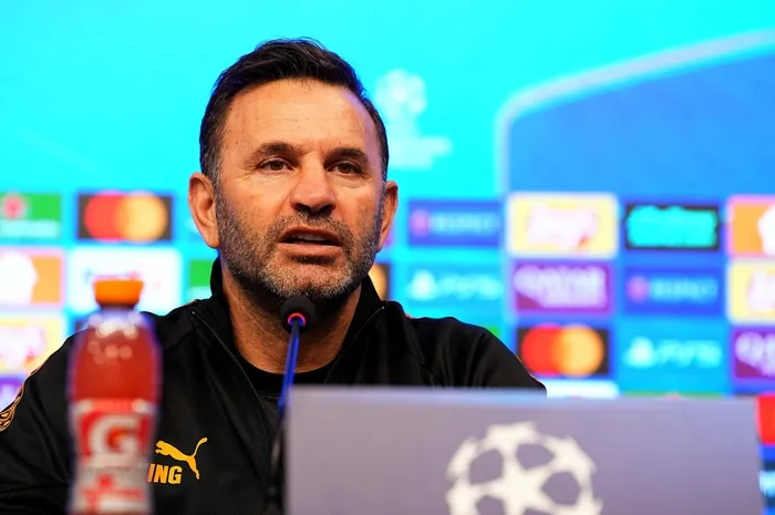 okan-buruktan-transfer-sinyali-hakan-calhanogluna-acik-davet-kollarimiz-acik-bekliyoruz-1771260846310.jpg Galatasaray Teknik Direktörü Okan Buruk (İHA)