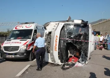 TIR karşı yönden gelen servis minibüsüne çarptı!