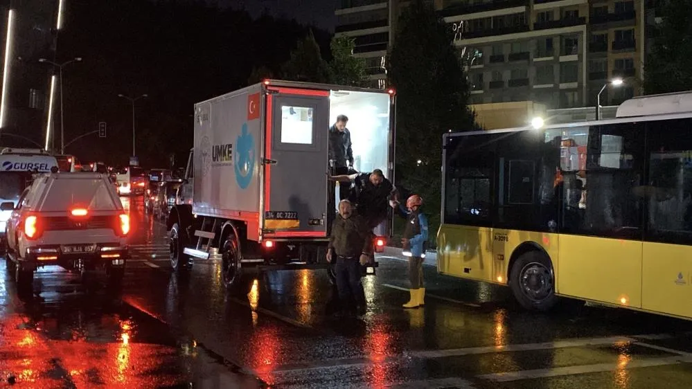CANLI İstanbul'da şiddetli yağmur yolları göle çevirdi! Afetin izlerini A Haber görüntüledi - 1