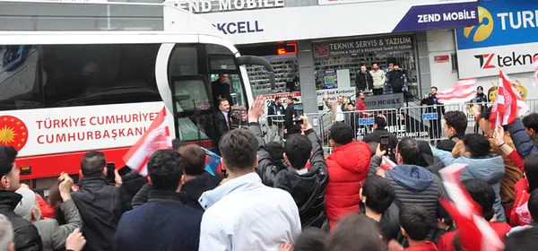 baskan-erdogan-batmanda-cocuklara-toggun-oyuncagini-dagitti-1711552365445.jpg Başkan Erdoğan Batman’da çocuklara Togg'un oyuncağını dağıttı - 2