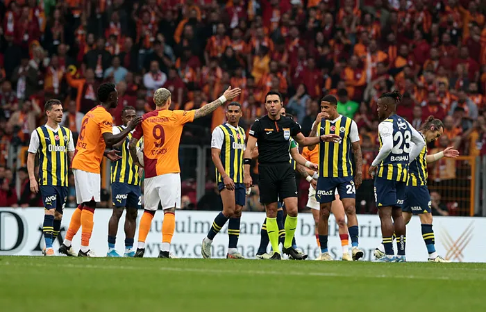 turkiye-90-dakika-nefesini-tutuyor-sampiyonluk-dugumu-cozulecek-mi-galatasaray-fenerbahce-macinda-ilk-duduk-ca-1716138369187.jpg Rams Park'ta 10 kişilik zafer! Fenerbahçe Galatasaray karşısında hata yapmadı | Şampiyonluk düğümünde son 90 - 4