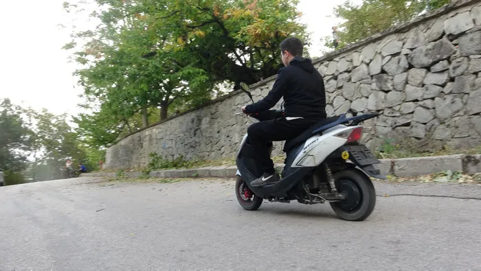 Esrarengiz yol görenleri hayrete düşürdü! Araçlar sürücülerin müdahalesi olmadan yokuş yukarı çıkıyor - 1