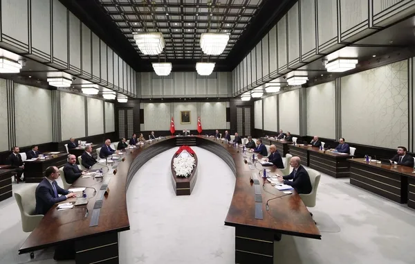 EYT ve asgari ücret için gözler Kabine’de! Başkan Recep Tayyip Erdoğan açıklayacak | Başörtüsü düzenlemesi, enflasyon ve kara harekatı masada