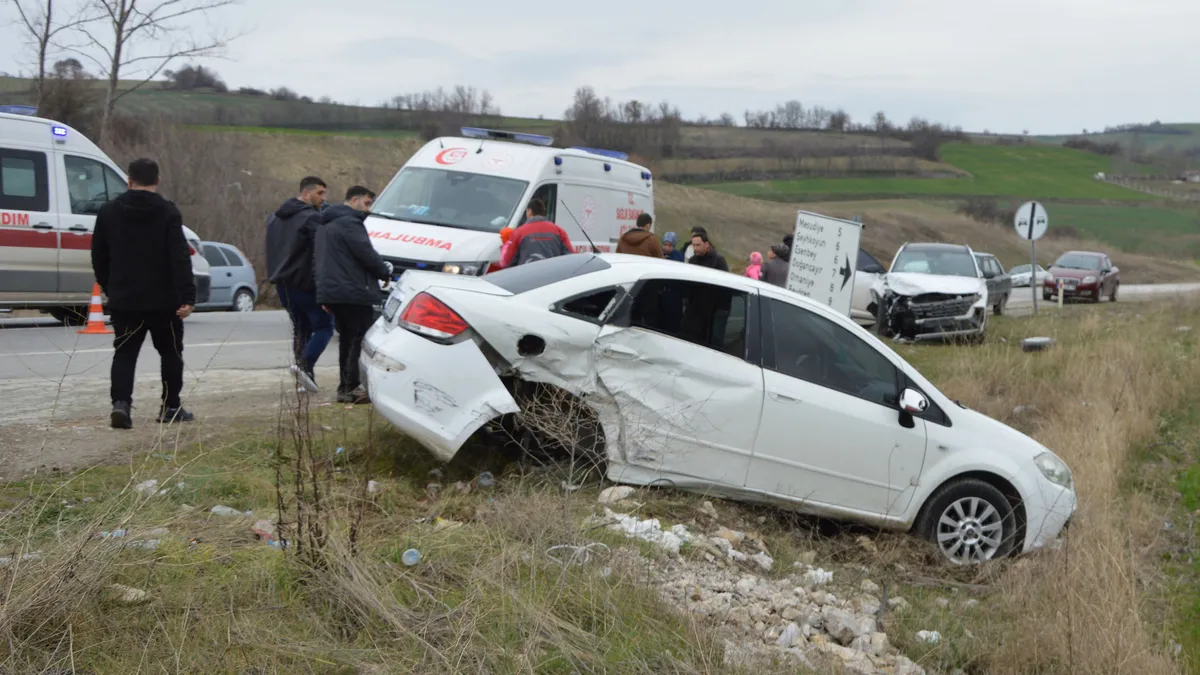 Samsun'da ciple çarpışan otomobildeki 5 kişi yaralandı