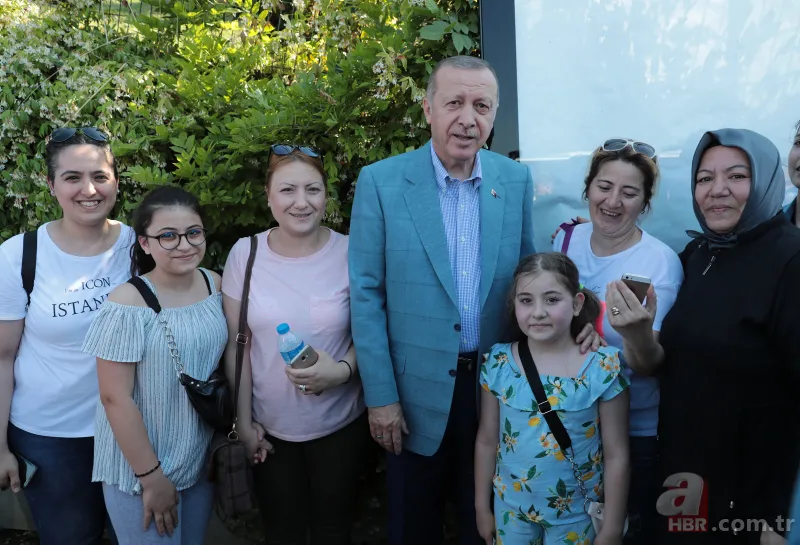 Başkan Erdoğan, 15 Temmuz Şehitler Makamı’nda vatandaşlarla sohbet ederek fotoğraf çektirdi 6