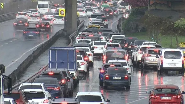 1682097748307.jpeg İstanbul'da trafik kilitlendi! Bayram yoğunluğu yüzde 80 - 1