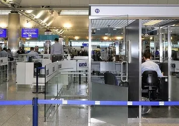Gazetecilere yurt dışına çıkışta 'evrak şartı' geldi