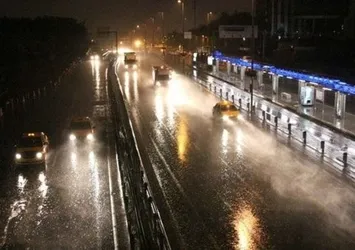 İstanbul sağanak yağışa teslim! Meteoroloji'den üst üste son dakika uyarıları! İstanbul Ankara İzmir'de bu hafta hava durumu nasıl olacak?