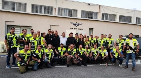 Katiller sürüsü silahlanmaya hız verdi! İsrailli Bakan Ben Gvir ekmek gibi silah dağıttı