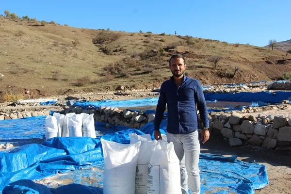 siirtte-masrafsiz-uretilen-kaya-tuzu-koylulerin-gecim-kaynagi-oldu-1636971018461.jpg Siirt’te masrafsız üretilen kaya tuzu köylülerin geçim kaynağı oldu - 1