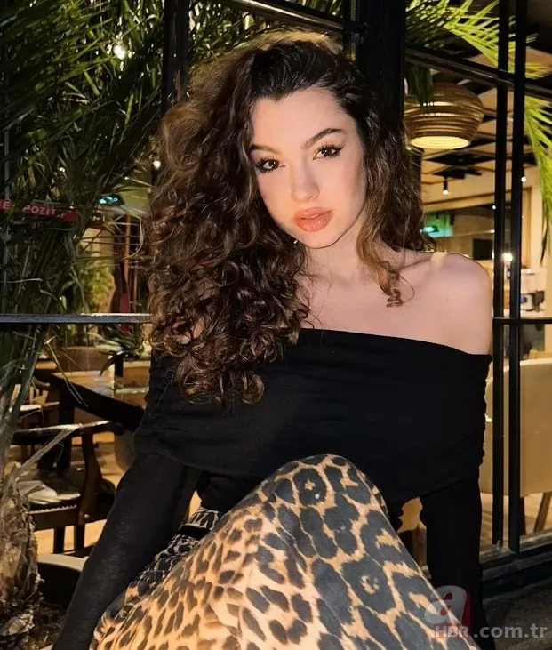 Bir Gece Masalı'nın Canfeza'sı Su Burcu Yazgı Coşkun'un annesi bakın kim? Kızı gibi tanıdıkmış... 5