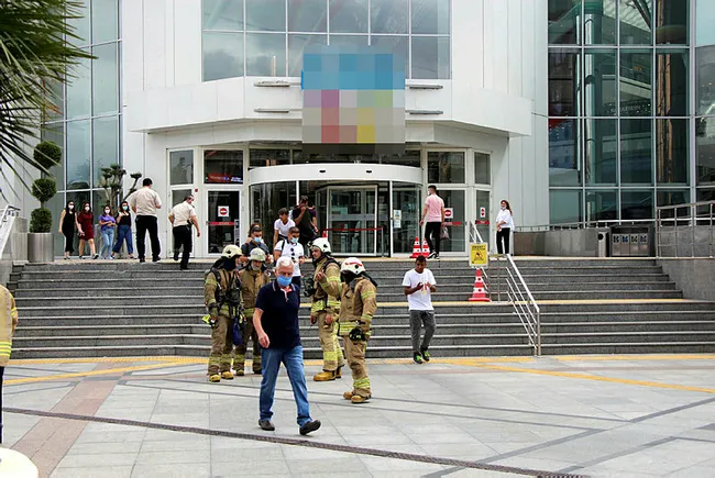 Şişli'de bulunan bir alışveriş merkezinde yangın çıktı - 1
