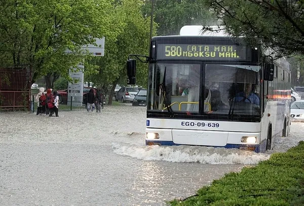 1685538528002.jpg Yollar göle döndü! Ankara’da sağanak sürecek mi? Valilikten flaş uyarı - 6
