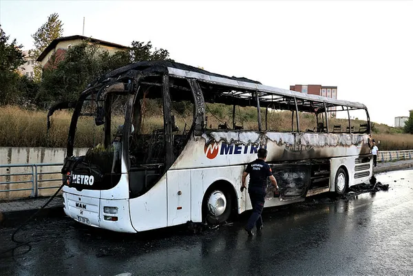 kastamonuda-seyir-halindeki-yolcu-otobusu-alev-alev-yandi-1692471806583.jpg Kastamonu'da seyir halindeki yolcu otobüsü alev alev yandı - 4