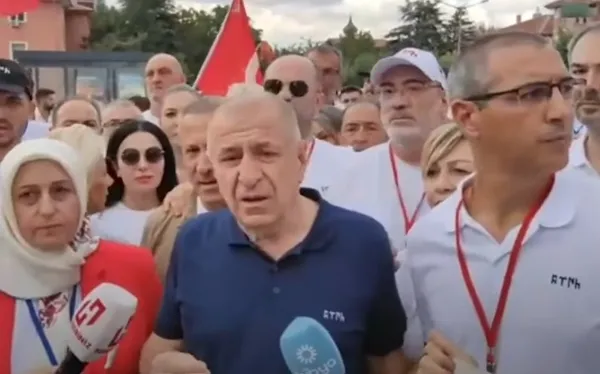 umit-ozdagdan-cuma-namazinda-sov-kameralar-ona-cevrilince-imami-hedef-aldi-1661526606971.jpg Ümit Özdağ'dan cuma namazında şov: Kameralar kendisine çevrilince imamı hedef aldı - 1