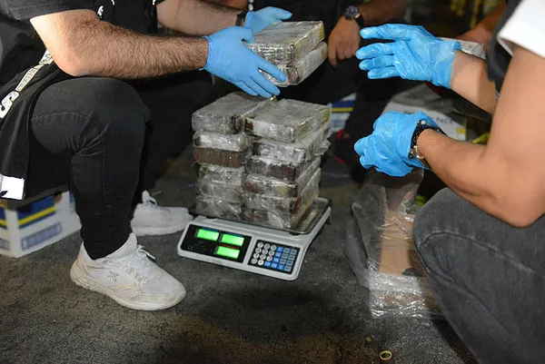bakan-ali-yerlikaya-mersin-limaninda-610-kilogram-kokain-ele-gecirildi-1698399252418.jpg Bakan Ali Yerlikaya: Mersin Limanı'nda 610 kilogram kokain ele geçirildi - 3