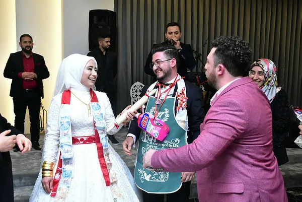 1634573668073.jpg Damadın arkadaşları 2 kangal sucuk taktı! Bursa'da bir garip düğün - 1