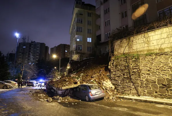 1613531126860.jpg Kağıthane’de istinat duvarı çöktü, 4 araç enkaz altında kaldı - 3