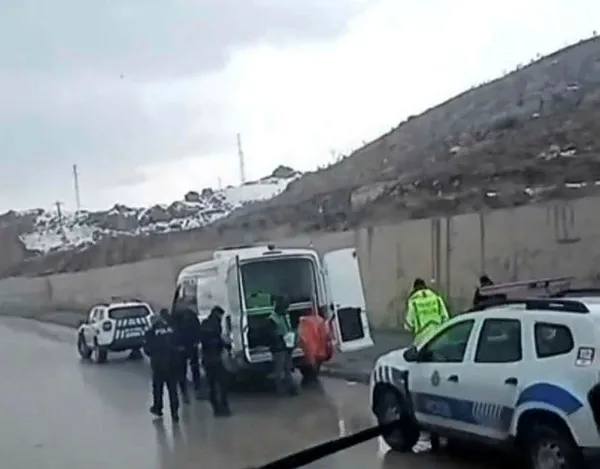 Van'da düzensiz göçmenleri taşıyan araç kaza yaptı: 2 ölü, 6 yaralı - 1
