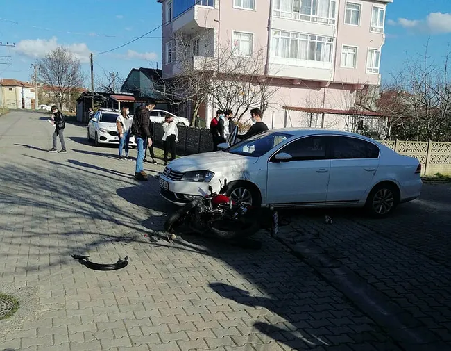 Tekirdağ’da korkunç anlar! Motosikletiyle çarptığı otomobilin üzerinden uçtu - 5