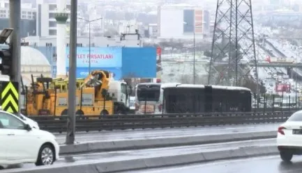 esenyurtta-metrobusler-carpisti-yaralilar-var-1646915933984.jpg İstanbullununu bitmeyen ulaşım çilesi: Esenyurt'ta metrobüsler çarpıştı! Sultangazi'de vatandaşlar İETT'yi iterek kurtardı - 6