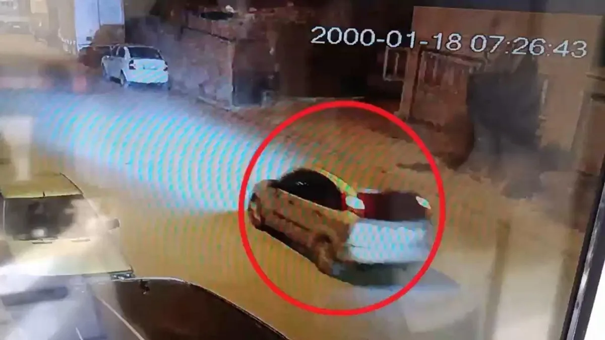 1792493840156.jpg Konya'da akılalmaz hırsızlık: Cami önündeki heykel kaidesini kepçeyle çaldılar - 1