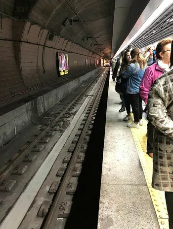 Marmaray Sirkeci İstasyonu'nda raylara düşen kişi hayatını kaybetti - 1