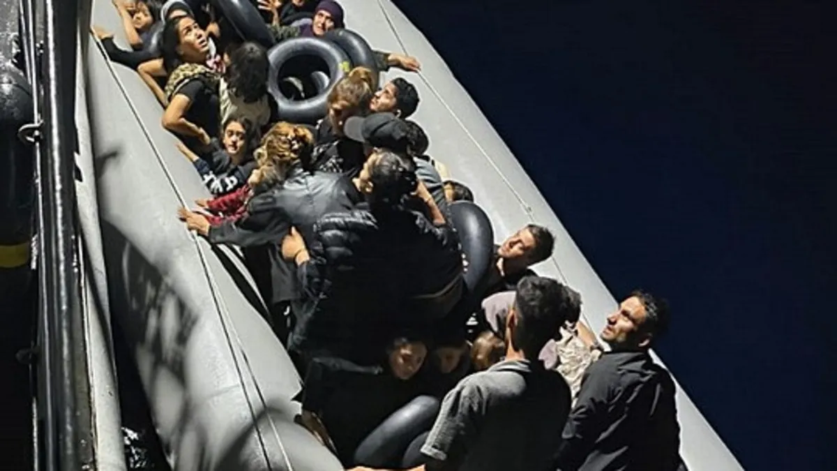 Ayvacık açıklarında 38 düzensiz göçmen yakalandı