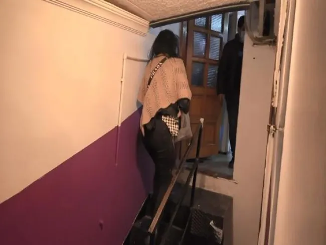 İstanbul'da 5 katlı apartmana şok baskın! Üst kat kumarhane alt katlar fuhuş odası - 5