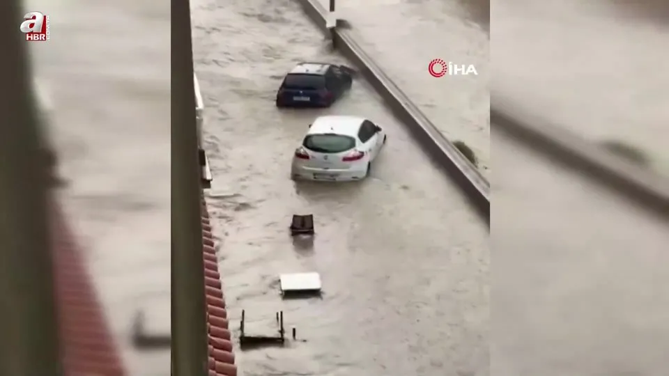 İspanya’da sel: Araçlar yollarda mahsur kaldı