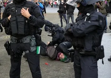 Alman polisi göstericileri darbetti