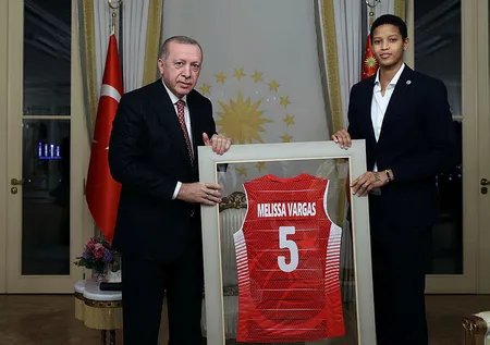 Başkan Erdoğan Vahdettin Köşkü'nde kabul etti! Fenerbahçe’nin Kübalı oyuncusu Vargas Türk vatandaşlığına geçti