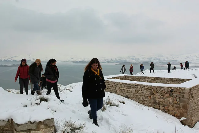 Sular çekilince tarihi kaleye 30 yıl sonra ilk kez yürüyerek gidildi