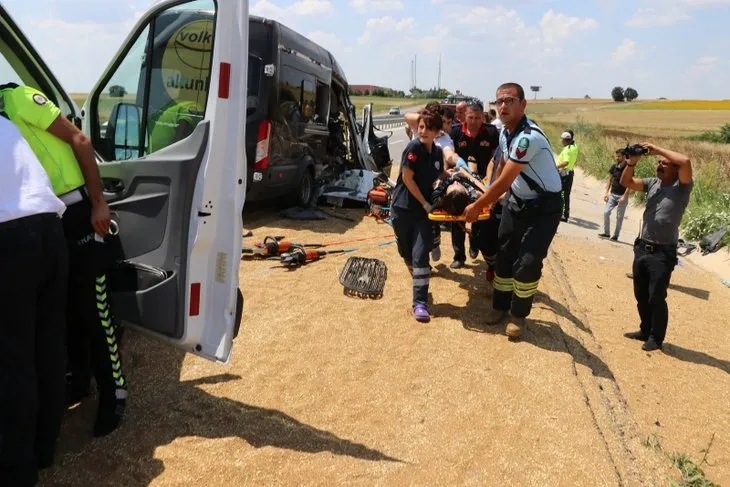 Yolcu minibüsü buğday yüklü traktöre çarptı: 6 yaralı