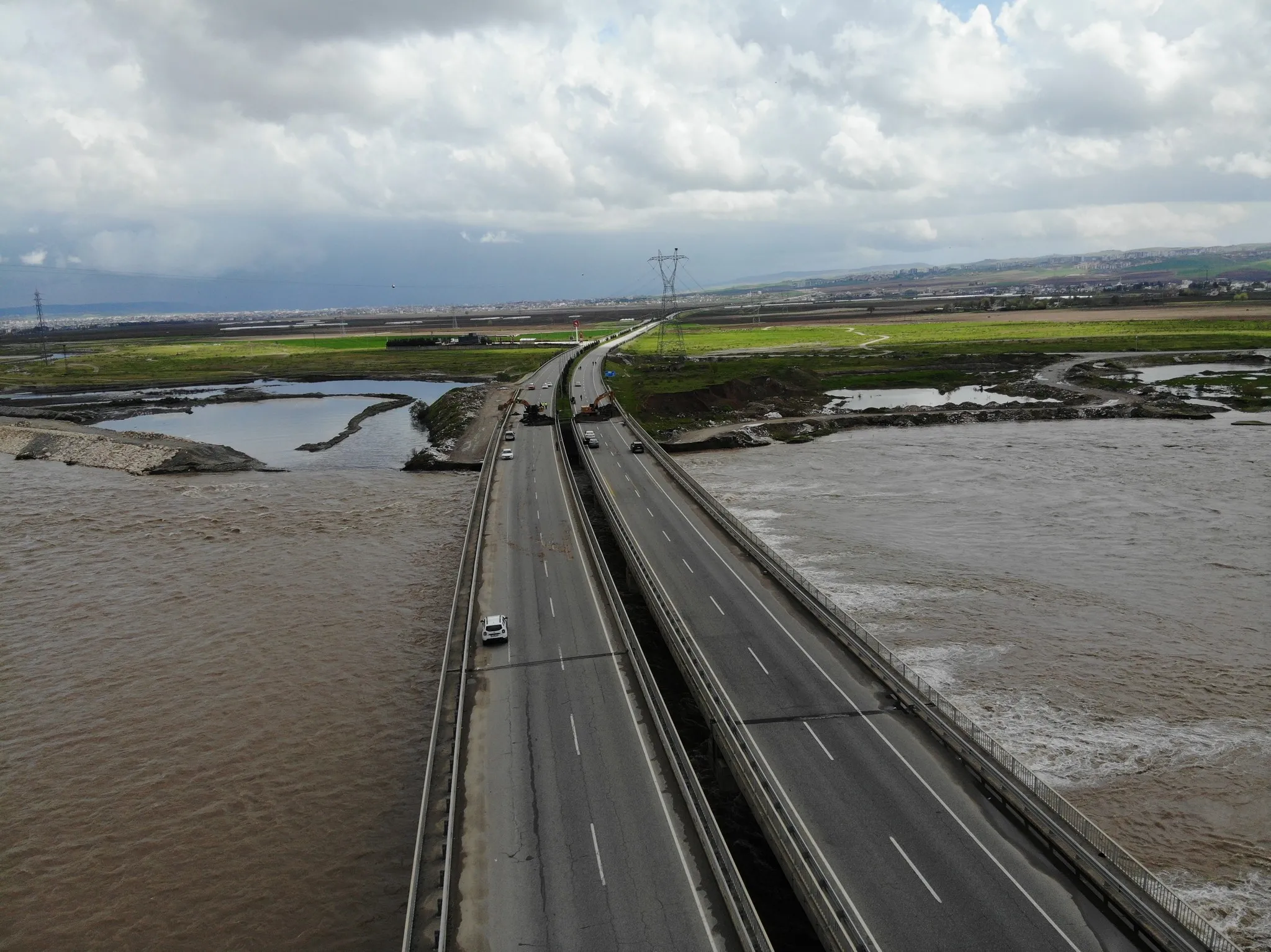 Batman'da sağanak felaketi: Çöken yol trafiğe kapatıldı