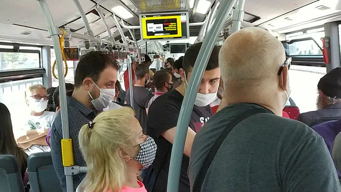 Metrobüsteki yoğunluk araç içerisinden görüntülendi! Yine sosyal mesafe yok sayıldı