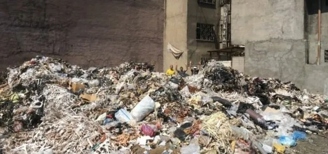 İzmir’in merkezinde çöp dağı: Defalarca yangın çıktı