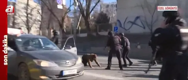 Kiev sokaklarında hareketli anlar! Ukrayna askerleri şüpheli araca müdahale etti