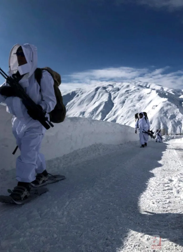 Komandolar 2 metre karda operasyonda! İşte o fotoğraflar... 7