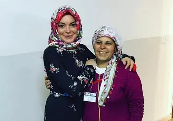 Lindsay Lohan eşarp tasarladı