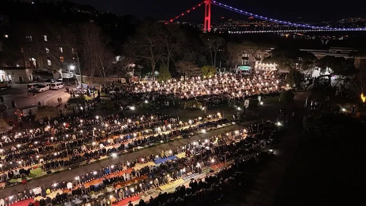 Boğaziçi Üniversitesi’nde iftar programı! Binlerce öğrenci yan yana saf tutup namaz kıldı