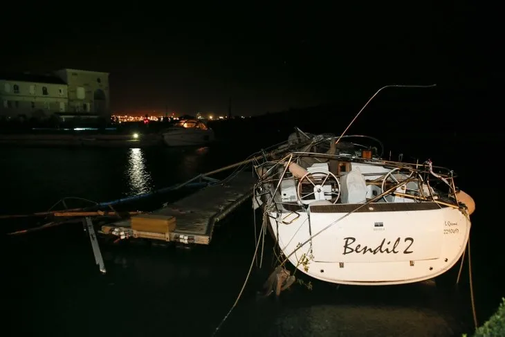 Son dakika: İzmir'de görülmemiş felaket! Hortum araçları 10 metre havaya kaldırıp binaların üzerinden savurdu