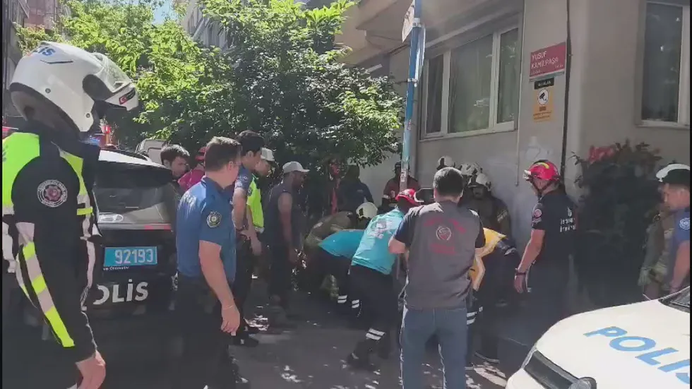 Kadıköy'de bina yıkımında göçük: Enkaz altında kalan 2 işçi kurtarıldı - 1