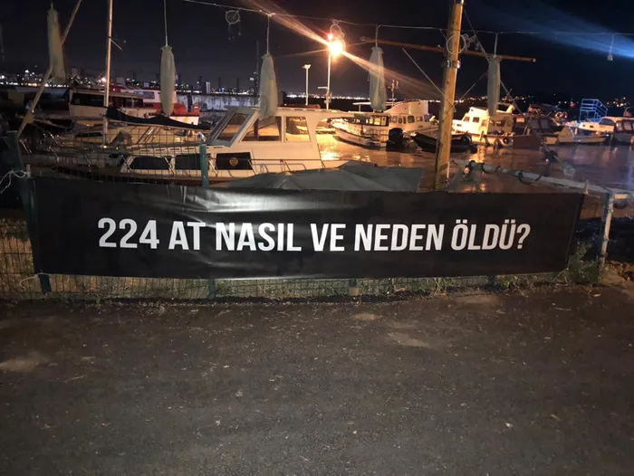 Son dakika: Adalar’da hayvanseverlerden İBB’ye kayıp at tepkisi: Siyah pankart astılar: Hani atlar size emanetti?