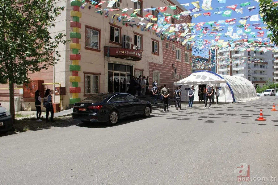 Diyarbakır'da evlat nöbetindeki ailelerden HDP'li vekillere "makam aracı" tepkisi 19